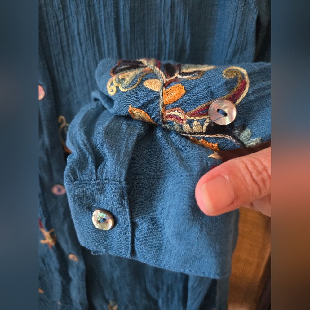 Women's Fig And Flower Teal Floral Embroidered Roll Tab Button Up Size Small - Picture 2 of 14